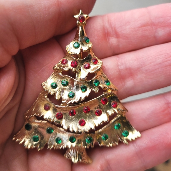 Gold festive Christmas tree brooch pin with red and green gemstones - Picture 2 of 3